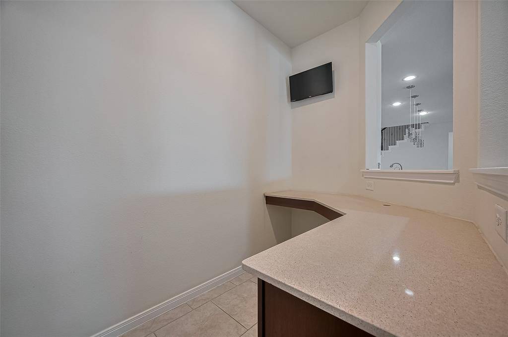 Desk area or wine bar space. This flexible nook gives you lots of possibilities.