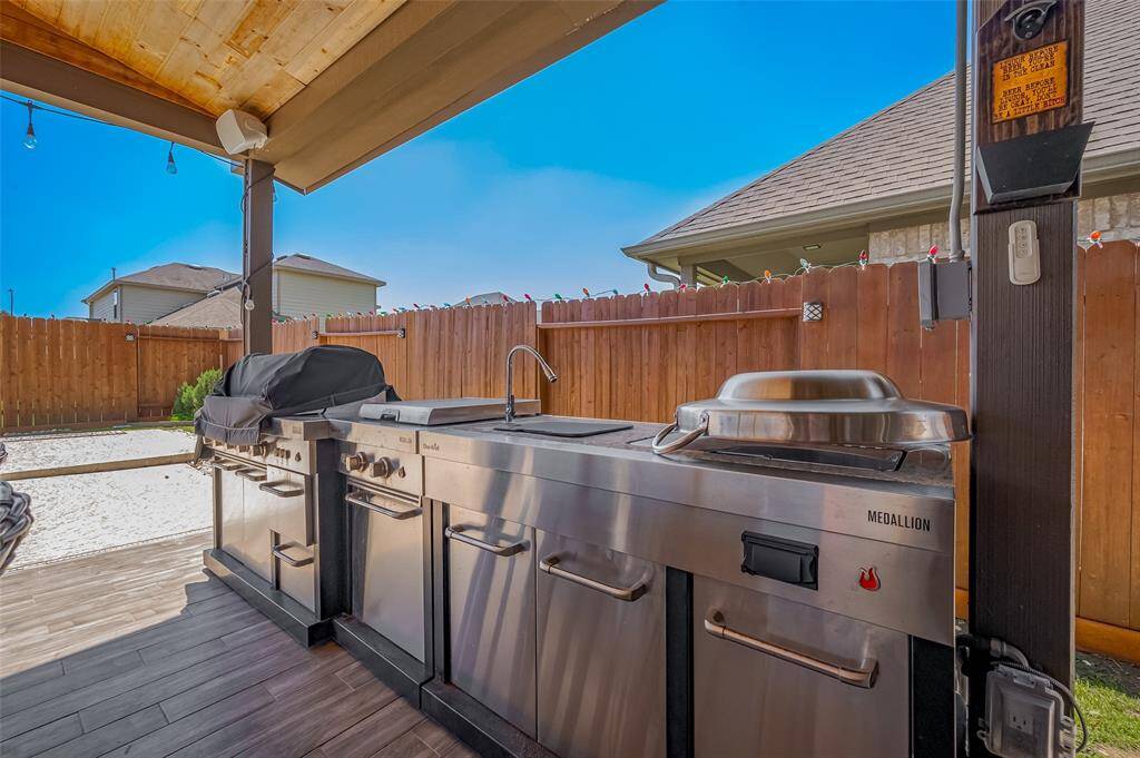 A chef’s dream awaits with this fully equipped outdoor kitchen featuring a premium Medallion stainless steel grill setup, sink, and prep space. Host BBQs or outdoor gatherings with ease in this luxury outdoor cooking station.