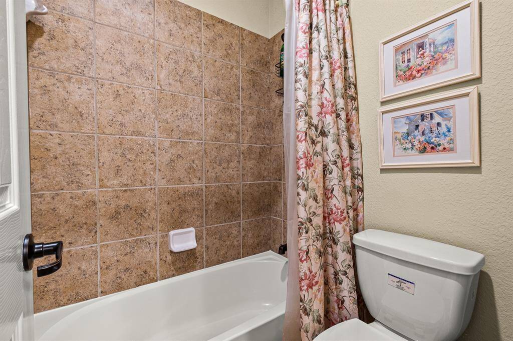 Hollywood (Jack n Jill) Bathroom that adjoins to Bedroom 2 & 3