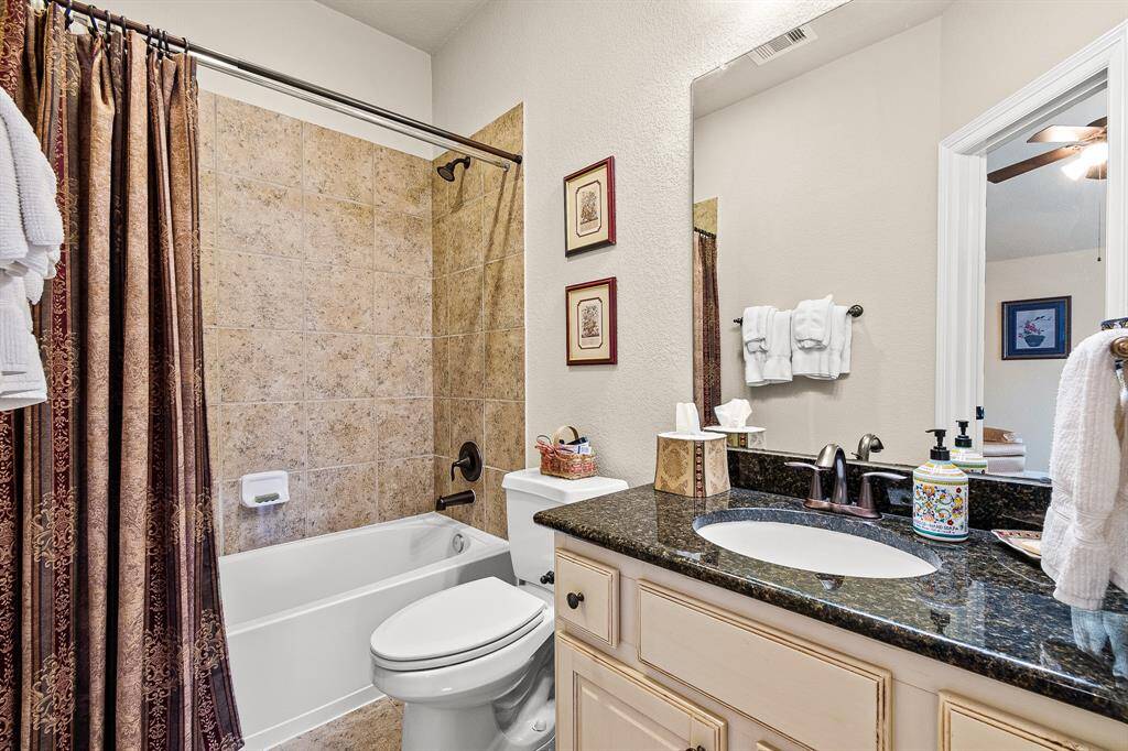 Full Bathroom in the 2nd Primary Bedroom upstairs