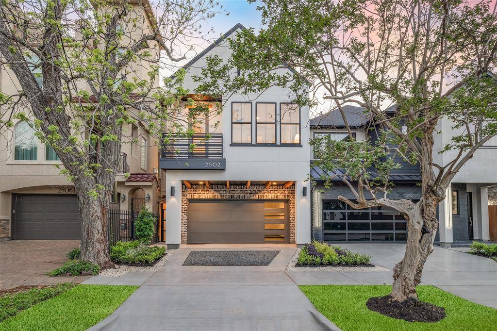Mazzarino is the 2023 Custom Builder of the Year by GHBA. Built-in the highly desired Montrose area, this residence features all of the high-end finishes you’ve come to expect from Mazzarino. A balance of luxury & modern-day living. This new luxury, energy-efficient home features 1st-floor living, kitchen wine bar, flex game room w/dry bar, a private driveway, & a modest backyard. Finishes include quartz/granite counters, Fisher Paykel appl, a luxurious primary closet, engineered wood floors & more.