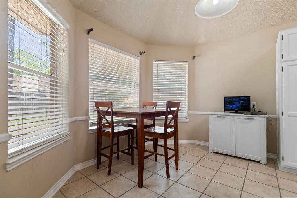 Eat in kitchen