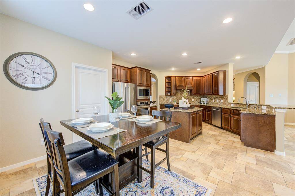 Located just off the kitchen, the bright and airy breakfast room is the perfect spot for casual dining. Surrounded by windows that bring in natural light and offer views of the backyard, this cozy nook is ideal for enjoying morning coffee or family meals in a relaxed setting.