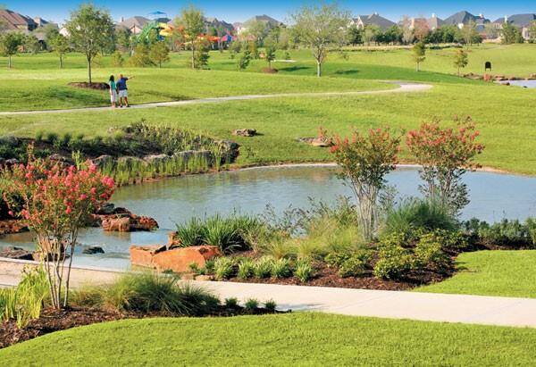 Cinco Ranch offers picturesque lakes and an extensive network of walking trails that make it an ideal community for outdoor enthusiasts and nature lovers. Here’s a closer look at these two standout features: