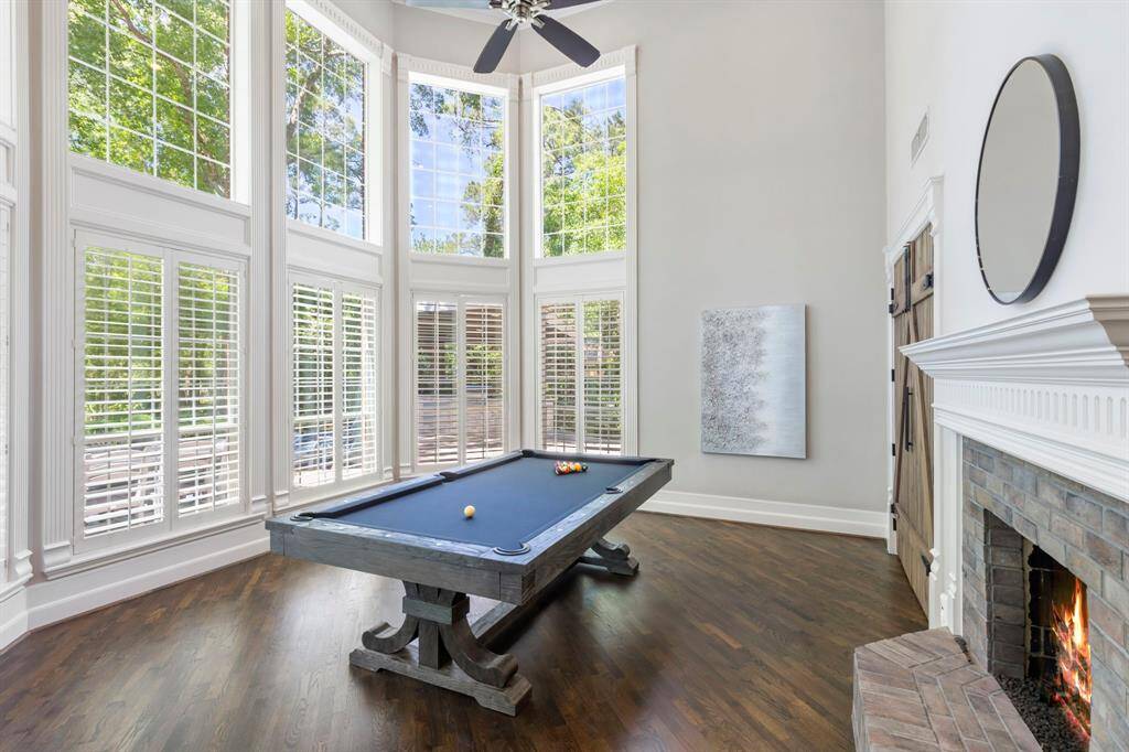 Spacious den, ideal for a pool table or versatile entertaining