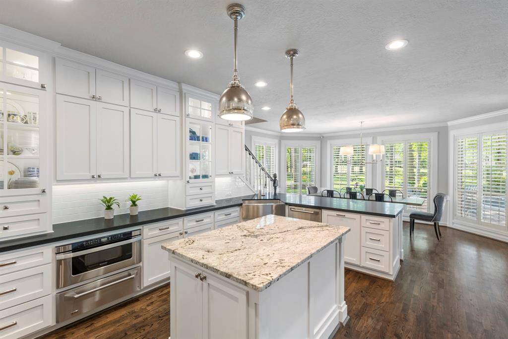Step into this stunning kitchen, truly a chef's dream, where every detail is designed for cooking perfection.