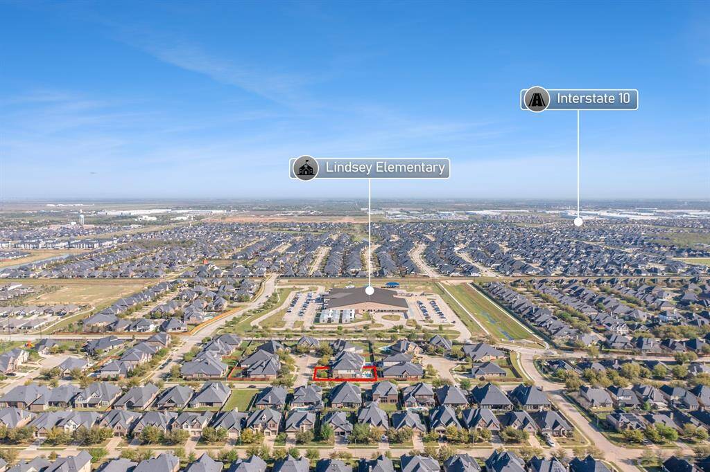 Easy walk to Lindsey Elementary and easy access to Interstate-10!