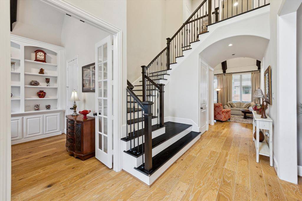Large Foyer with wrapped staircase