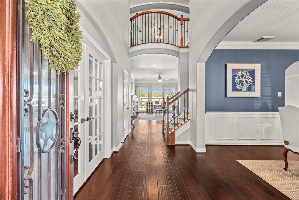 An entrance like this can certainly leave a lasting impression. It's not just a doorway; it's a statement, setting the tone for what awaits beyond.