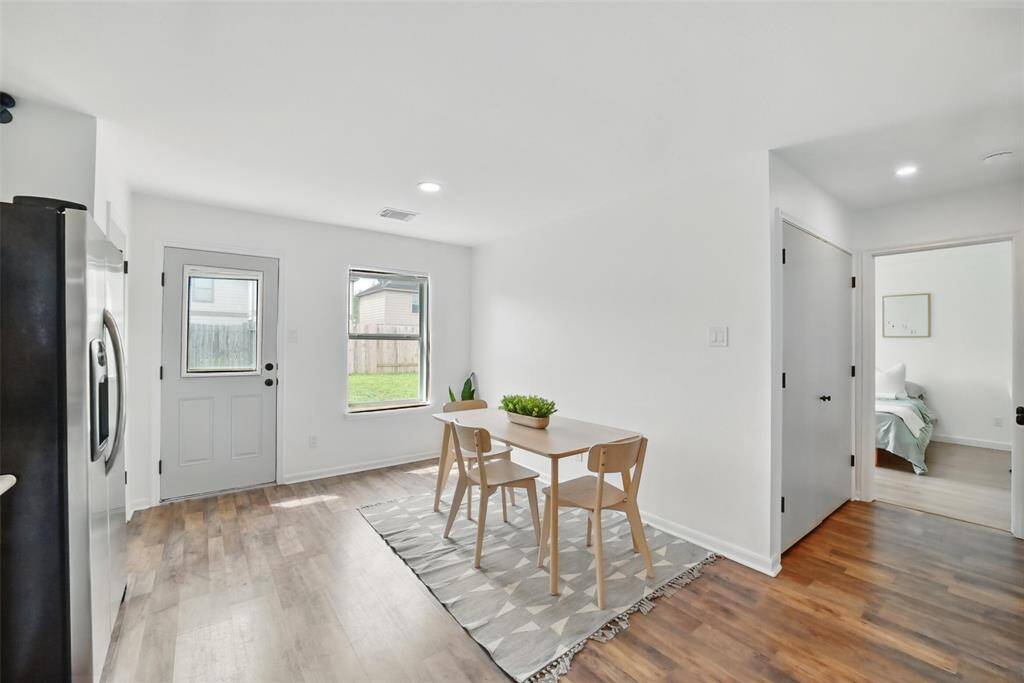THE DINING AREA IS PERFECT FOR FAMILY GATHERINGS AND FESTIVE ENTERTAINING.