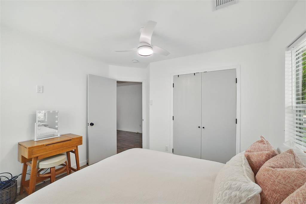 THE 2ND BEDROOM HAS A DOUBLE CLOSET.