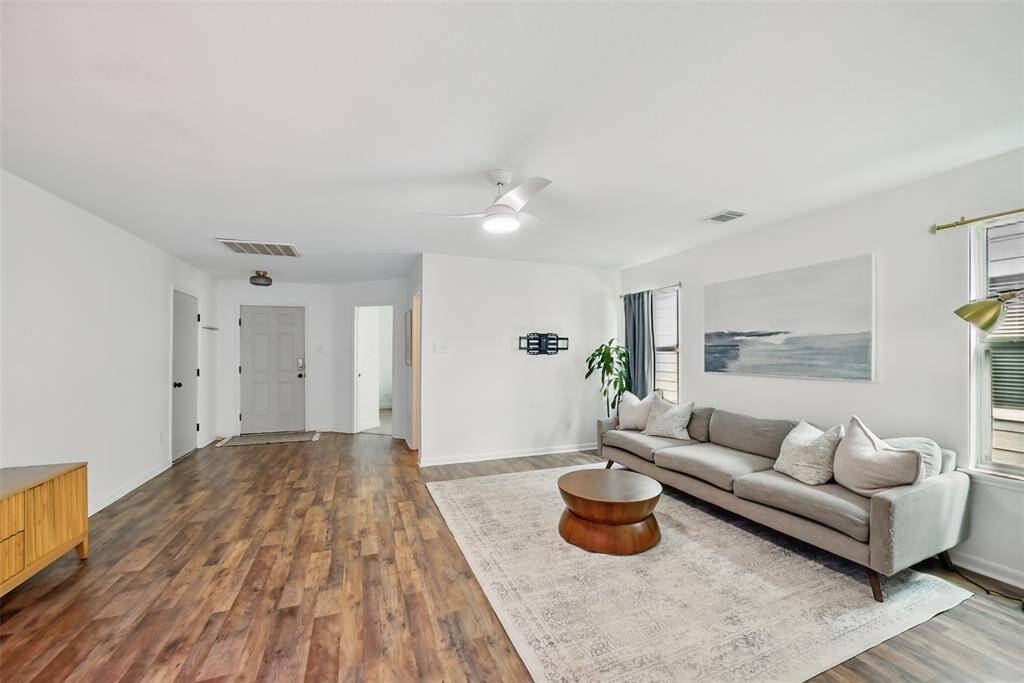LOVELY OPEN FLOOR PLAN CONCEPT. THE FAMILY ROOM IS BOTH STYLISH AND COMFORTABLE.