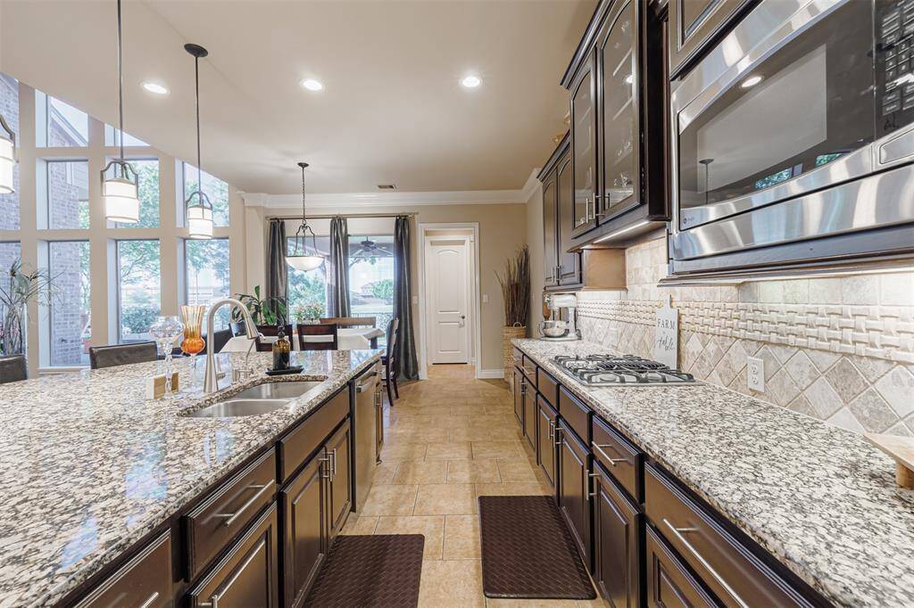 The kitchen also features stainless steel appliances, gas cooking and under cabinet lighting.