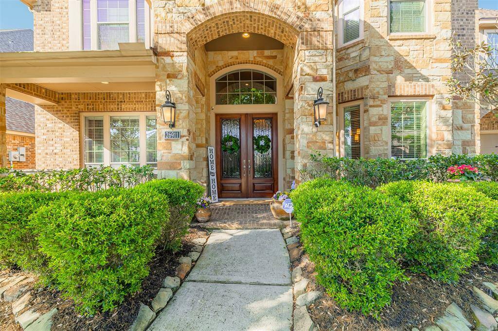 Beautifully landscaped front yard with covered front porch.