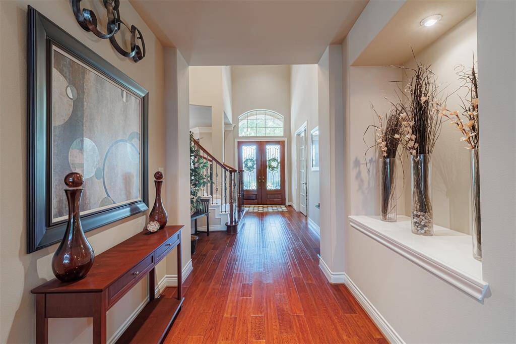 Art niche located off the front entry hall.