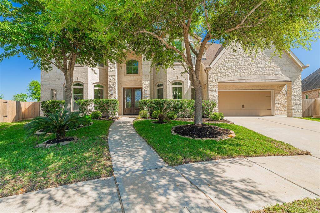 Gorgeous 5-bedroom, 4.5-bath located on a cul-de-sac lot.