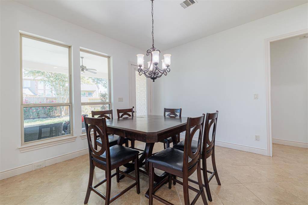 Breakfast room.