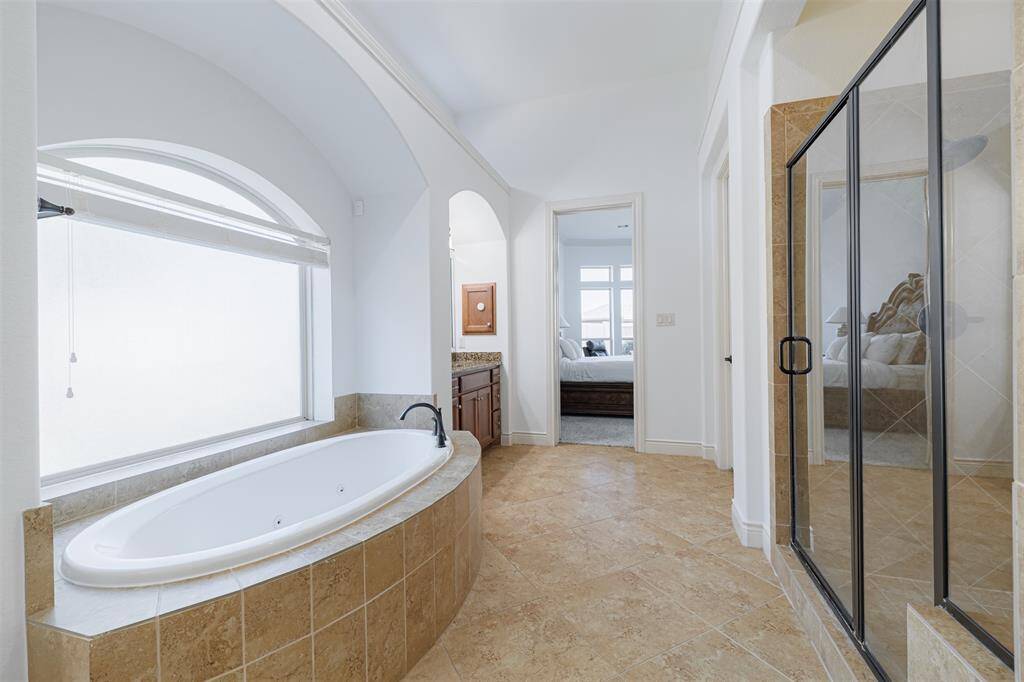 Another view of the jetted tub.