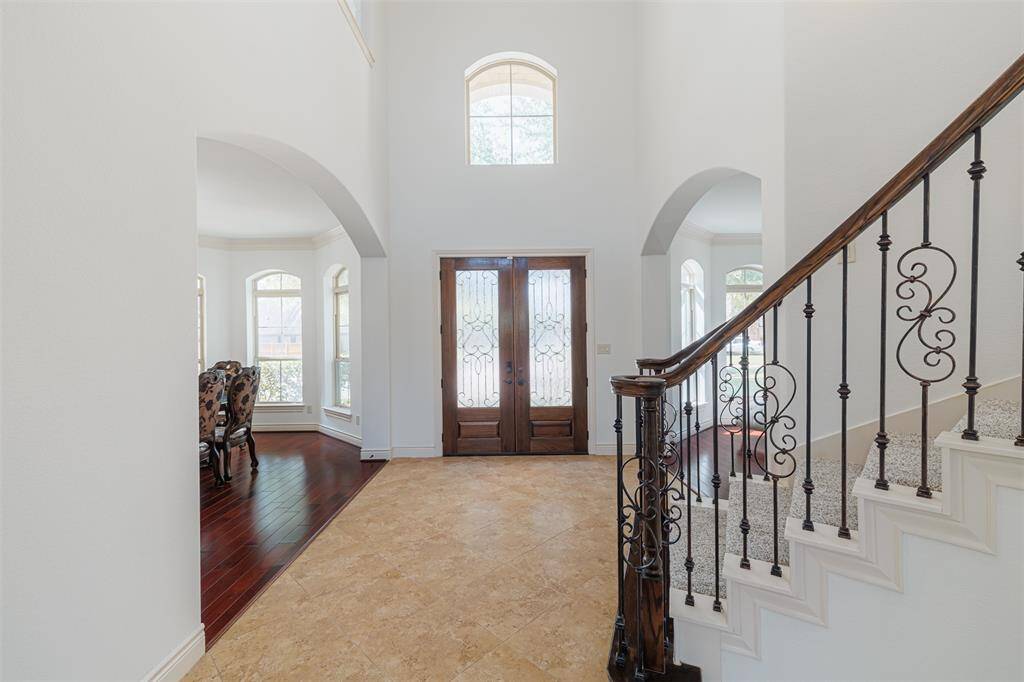 2-story tile front entry with wrought iron staircase and art niche.