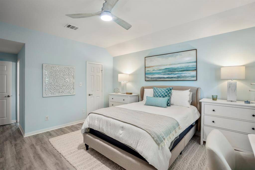 The light flooring brightens the room even further.