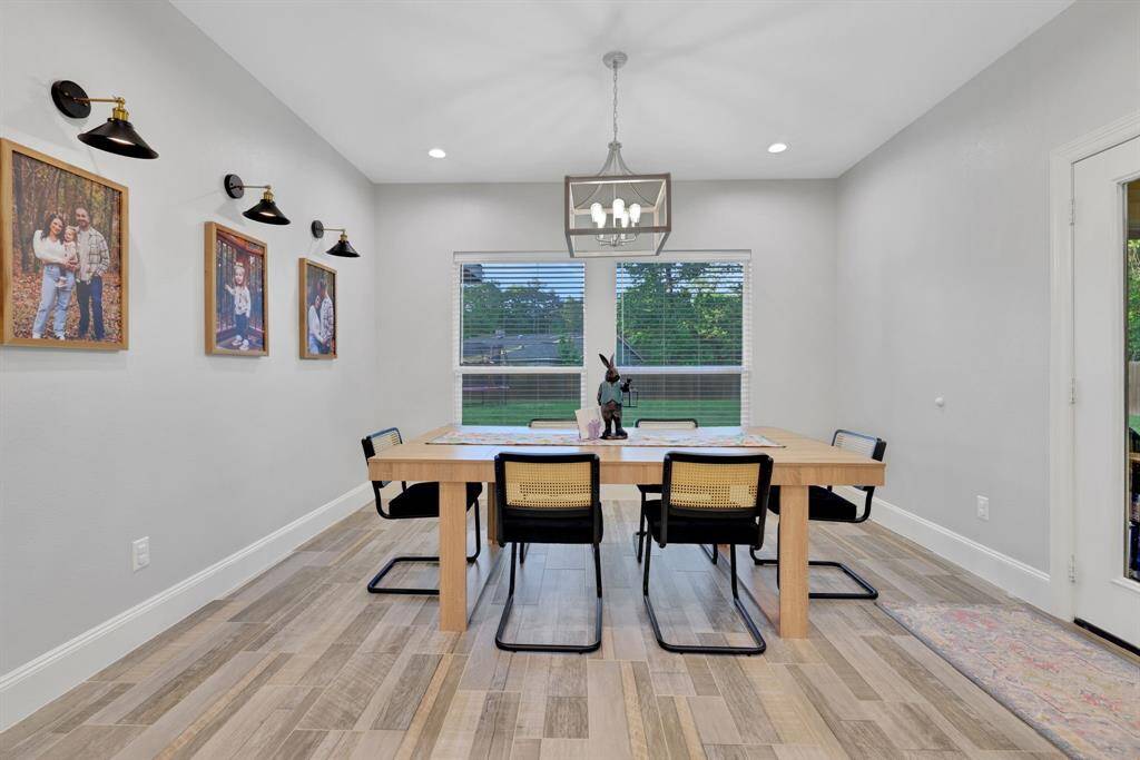 Bathed in natural light, the breakfast area overlooks the outdoor space and blends beautifully with the home’s open layout.