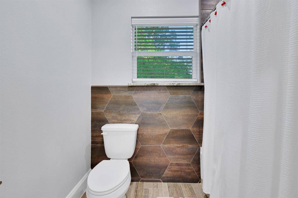 Secondary Bathroom with tub shower combo