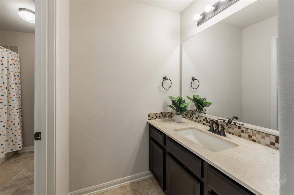 Full bath #3, located upstairs. Shared by 2 bedrooms.