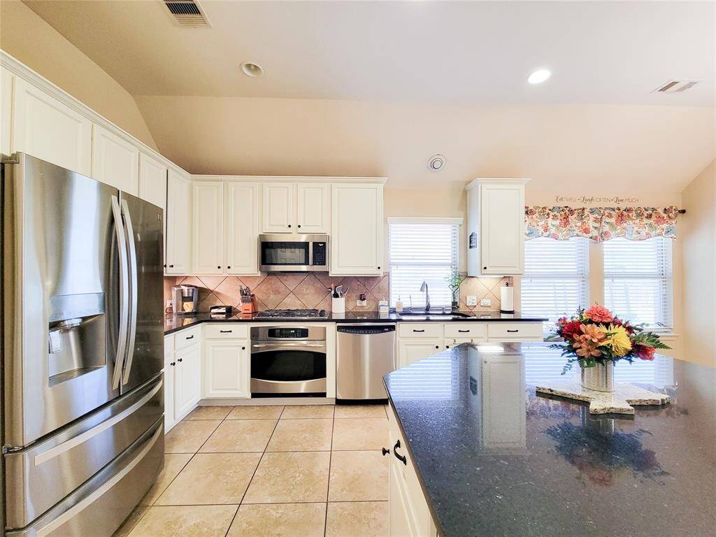 The kitchen is fully equipped with stainless steel appliances, gas cooktop and undercabinet lighting!