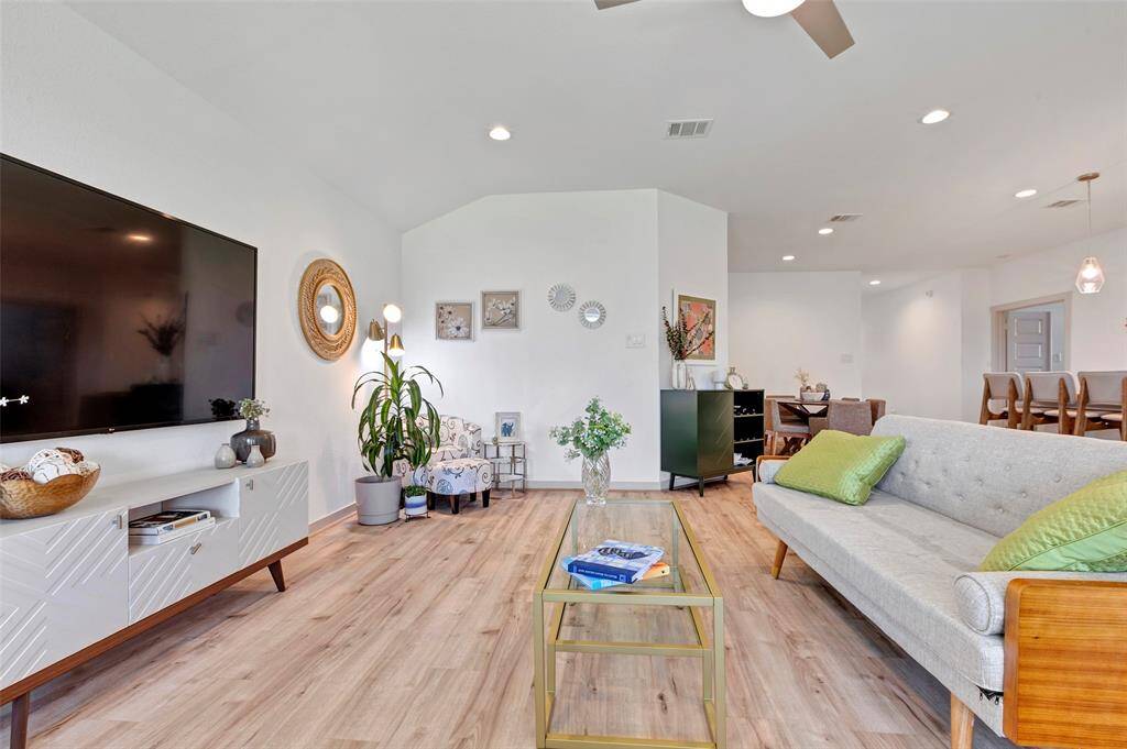 Here’s an additional view of the living area, where the walls and corners can be easily styled to suit your family’s needs and preferences, allowing for a truly personalized space.