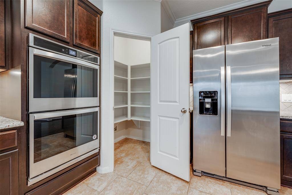 Double Ovens, Large Pantry