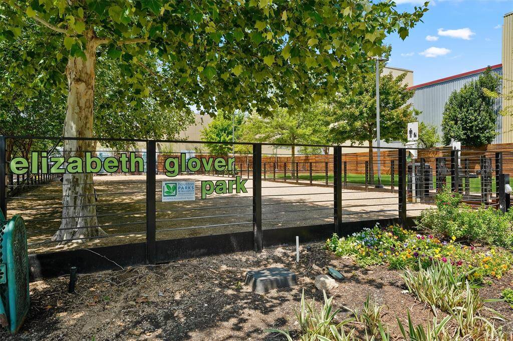 Many other parks nearby for people and pets!