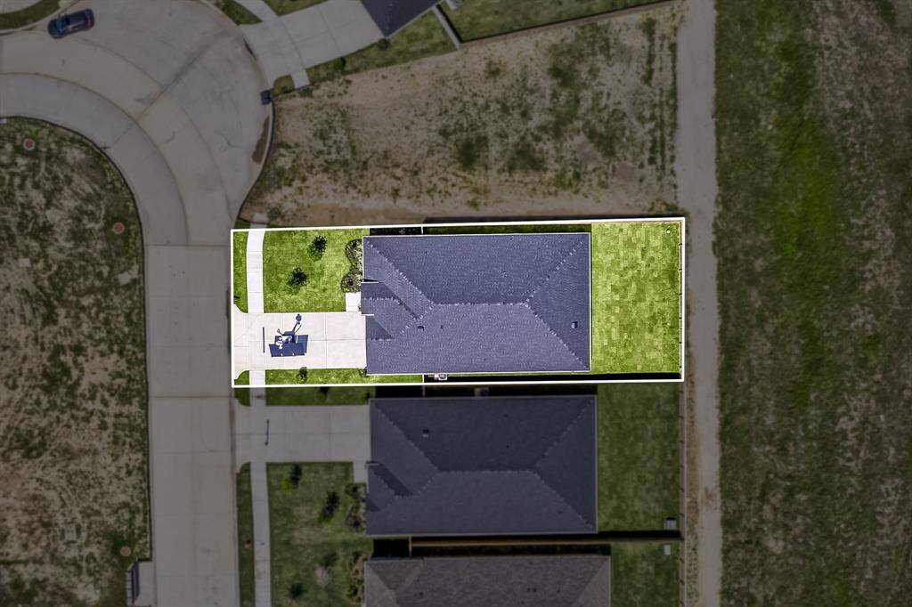 This home sits on a spacious lot with ample yard space in front and the back. Plenty of space to accommodate guest parking and situated on a quiet street in the Westland Ranch community.