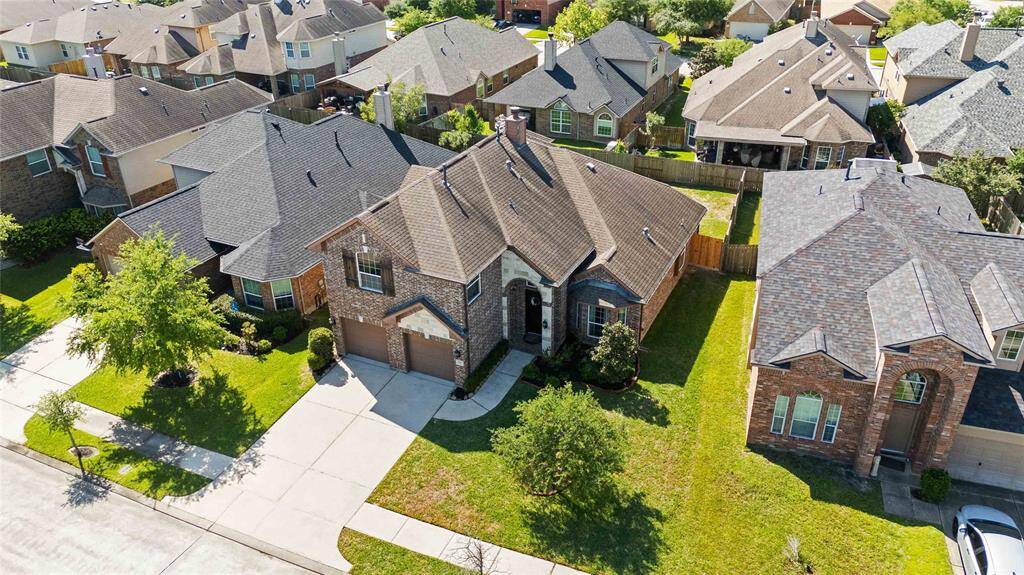 Ideally located just a block away from community amenities including SplashPad, playground, basketball court, and a brand-new pool — perfect for active and fun-filled living.