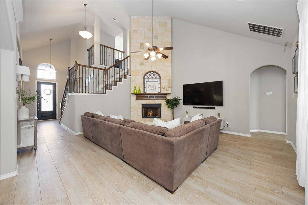 A living room full of character, effortlessly blending charm with a modern touch — the perfect space to relax, gather, and feel at home.
