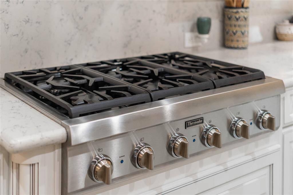 6 burner thermador gas cooktop will get the chef in the family excited!