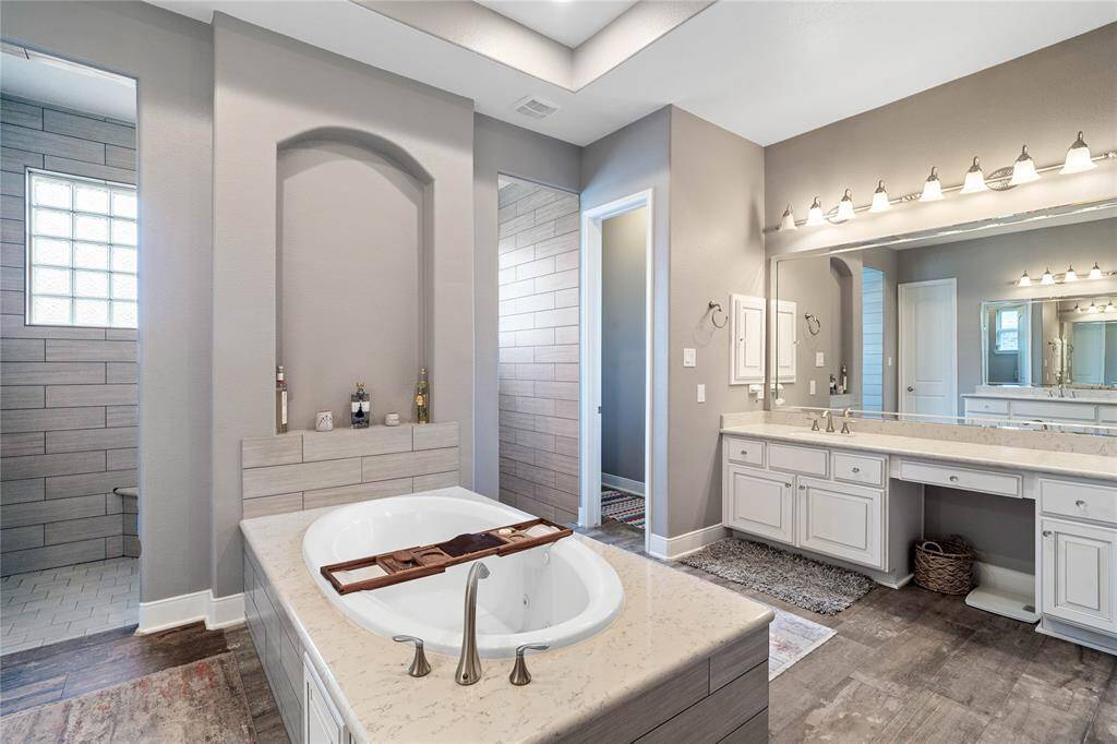 Show stopping en suite bathwith soaking tub, double sinksand vanity, plus a double entryshower!