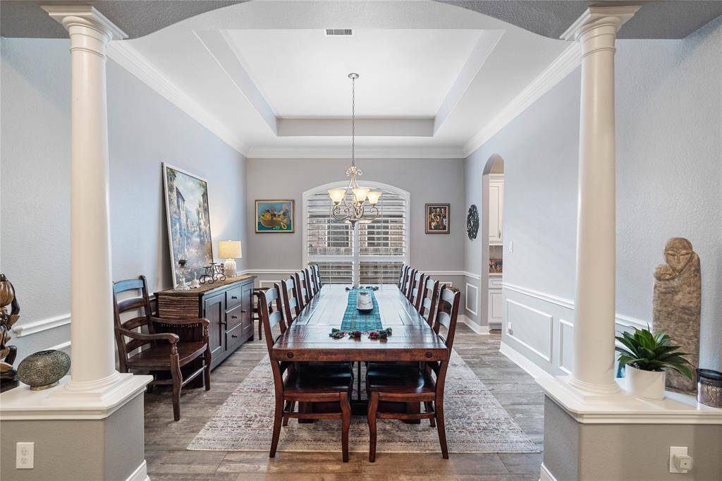 Formal dining space will easilyaccommodate seating for 10.Stunning details include pillars,chair rails, and tiered ceiling
