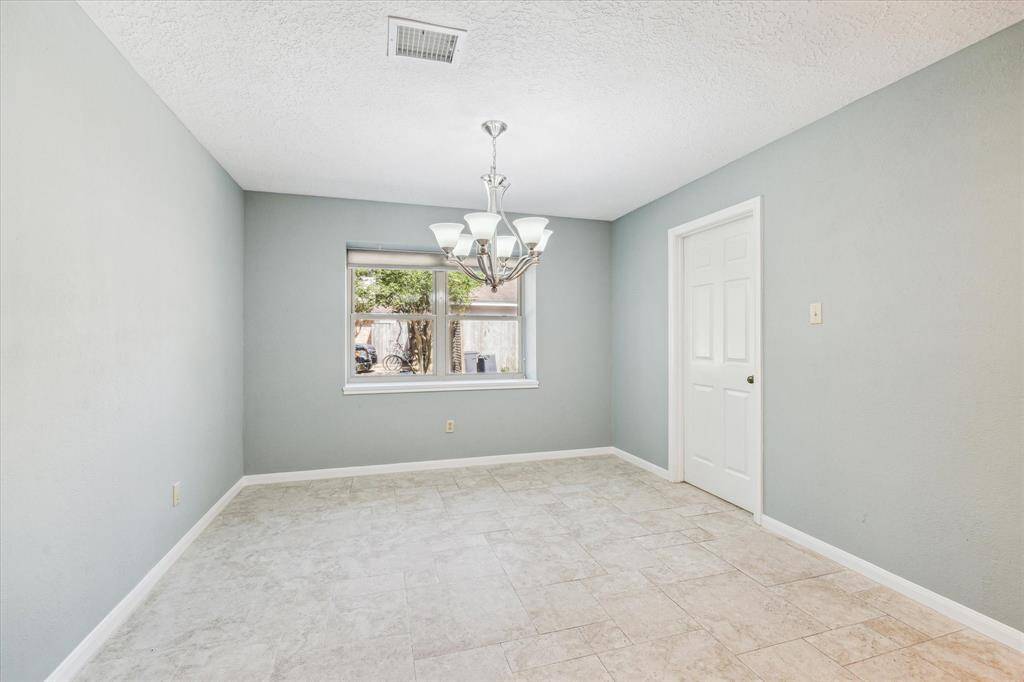 Spacious breakfast room - door leads to laundry room