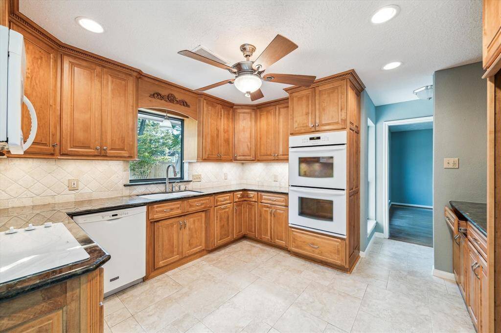 Solid wood cabinets, ceiling fan, double ovens and under cabinet lighting