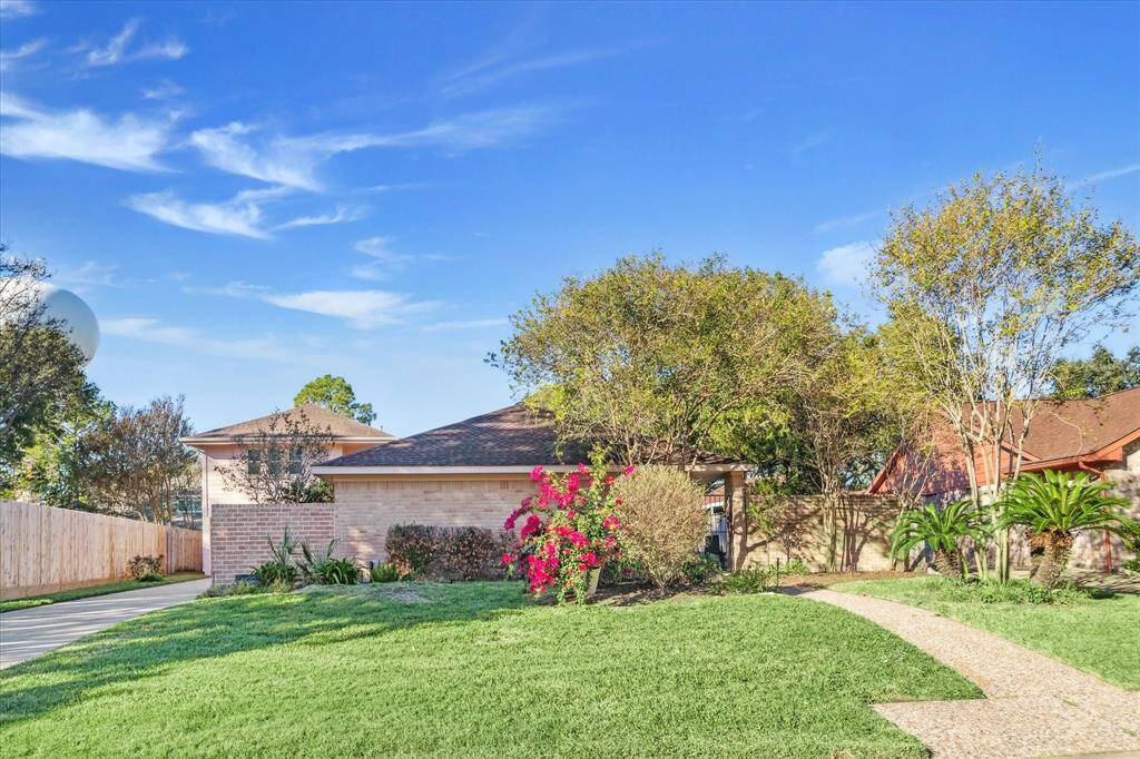 Imagine the sounds of laughter and chatter as you create memories of a lifetime in this beautiful home. Enjoy resort-style amenities, including golf, tennis, pools, and parks, just steps from your door.