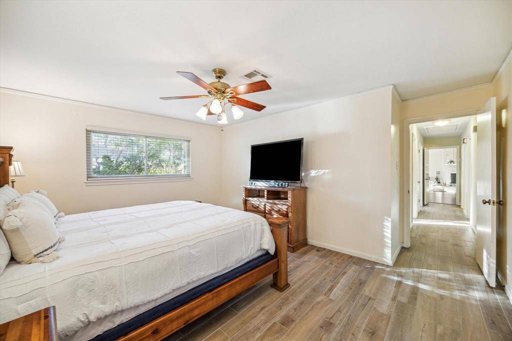 You’ll have sweet dreams in this posh owner’s retreat. This lovely suite offers wood-look tile flooring, neutral paint, a large closet and an updated ensuite bathroom.