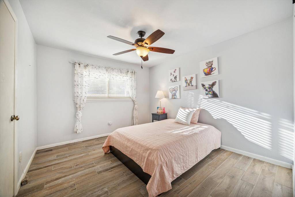 With three spacious guest bedrooms, a fabulous owner’s suite, AND guest quarters, you’ll always have plenty of room for company. This roomy bedroom offers wood-look tile flooring, neutral paint, an updated ceiling fan, great natural light, a large closet and easy access to a full bathroom.