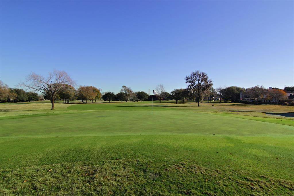This private 27-hole golf course was designed by Robert Trent Jones, Sr. The course offers mature trees, beautiful water features, and lush fairways, providing a challenge for golfers of all levels.