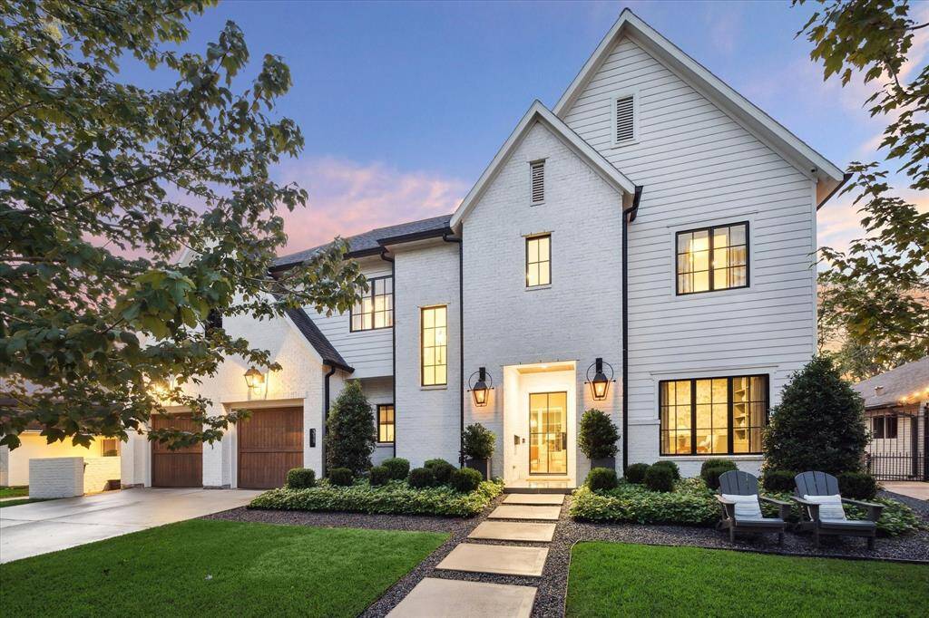 Welcome to 311 Gershwin- located on a quiet street at the back of Memorial Glen