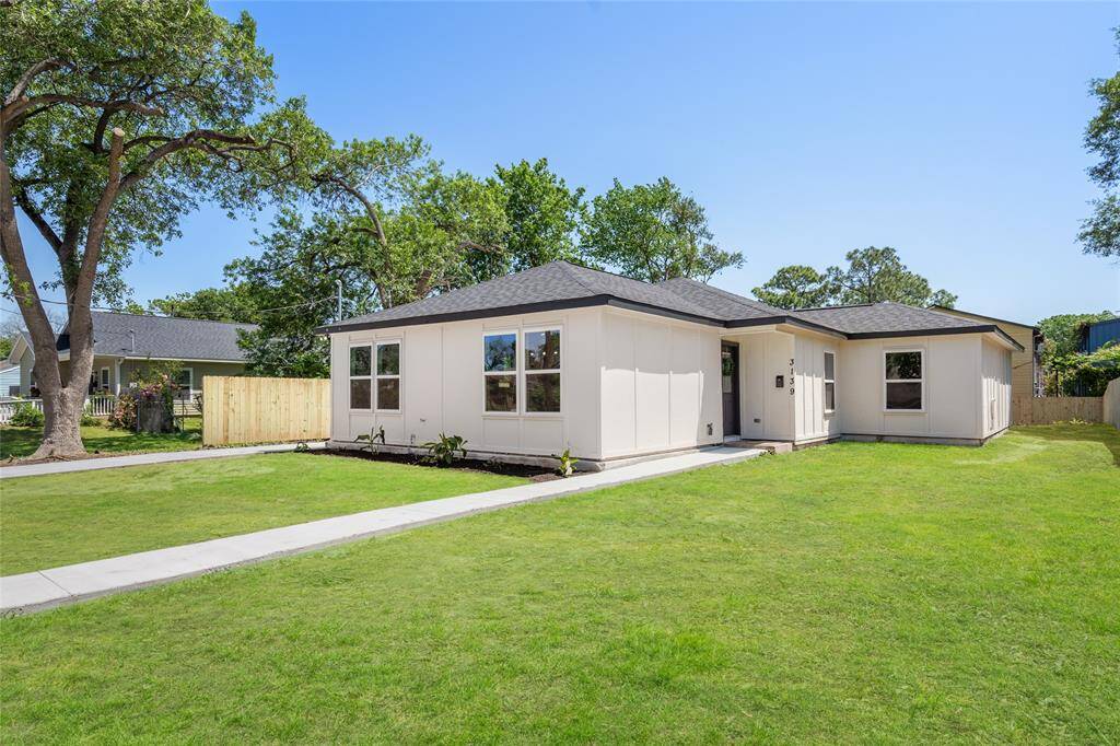 Spacious Lot with tons yard space!