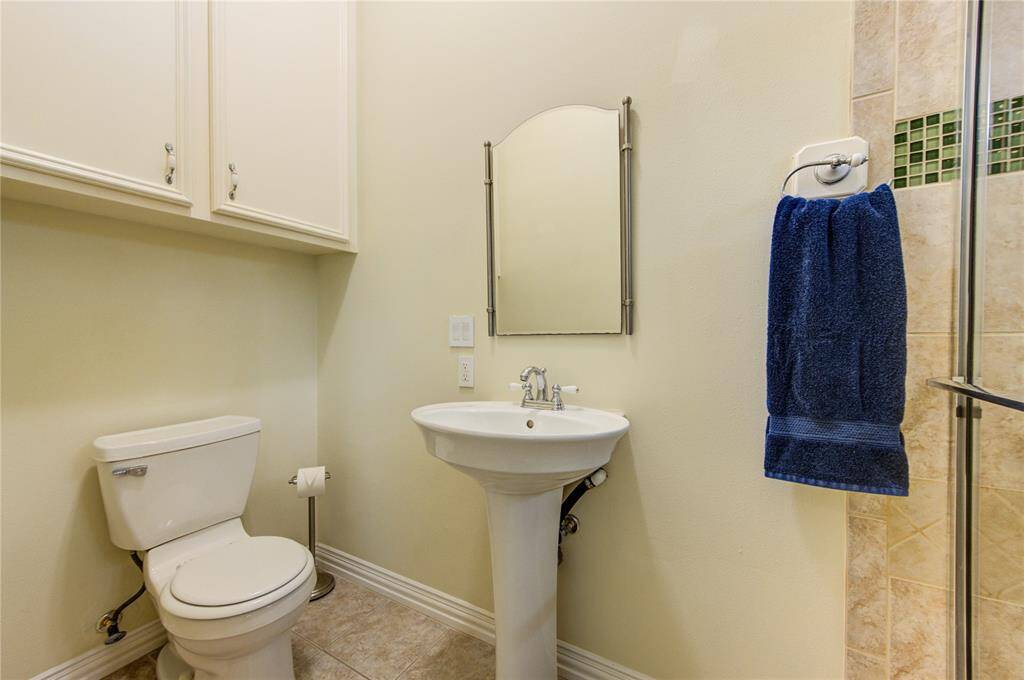 En-suite bath for guest room.
