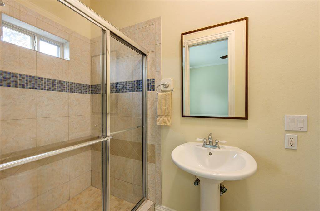 En-suite bath for 2nd guest room.