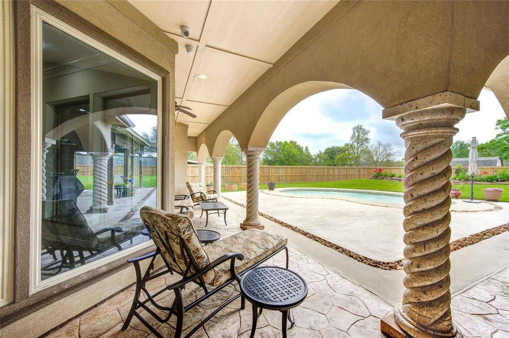 Enjoy peaceful mornings or evenings on the veranda! Beautiful views in every direction.