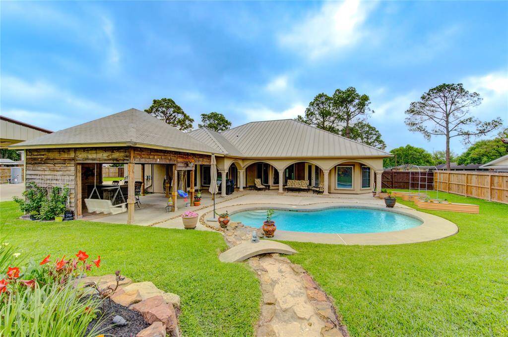 Pool, veranda, bar and outdoor living area! Imagine the holidays, celebrations, events and gatherings you can have in this space!