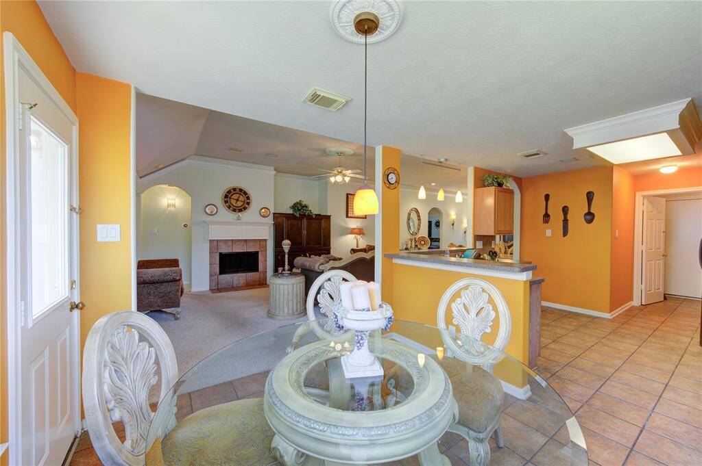 Eat-in kitchen for gatherings galore!